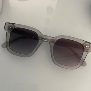 Grå transparenta solglasögon CHIMI - Snygga grå solglasögon från CHIMI. Kommer med originalfodralet och pustduk. Mycke bra skick.