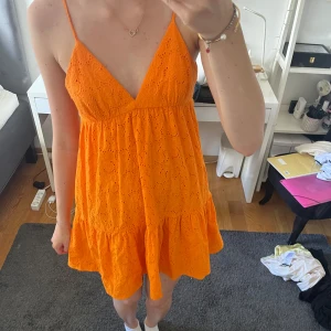 Orange klänning - Orange klänning från Zara med knyte i ryggen