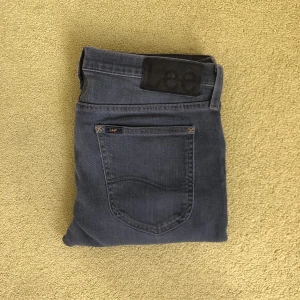 Lee Jeans 👖  - Säljer ett par skinny/slim fit jeans från Lee. Storlek: W31 L32, använda en hel del, grå färg med LEE tryck vid midjan, priset går att diskutera!