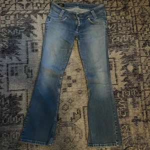 Lågmidjade bootcut jeans lee - Så bild för mått. Jätte snygga och låga men tyvärr för små har därför inga bilder på