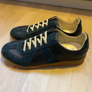 Maison Margiela GATs - Maison Margiela gats i sjukt snygg blå färg. Helt nya med allt endast boxen som är lite skadad.