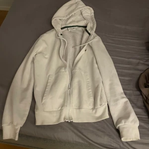 zip hoodie Lacoste  - Vit lacoste zip hoodie nypris ca 1700kr. Väldigt fint skick. Skickas eller hämtas.