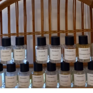 Essencesplit 💟 - Splittar mina Essnceparfymer i glasdekanter med spray✨️2 ml-25 kr, 5 ml-55 kr✨️Obs säljer ej hela flaskan✨️Skriv vilka du önskar så lägger jag ut som ett nytt paket✨️Dessa finns:Absolu vanilla,Cozy goddess,Chocolate chaud, clean vibes,Carashmellow,Dewy desert,Dirty dancing,Elle la nuit,Fleur chere,Fizzy mango,Hotter mimosa,I am vanilla,Jardin de flora,Keep it fruity,Lady Essnce,Midsummer dream,Milky flower,Perenne Amore,Signature wang Strawberry eclair,Tres femme,Toxique,Vanilla sass,Vanilla baby