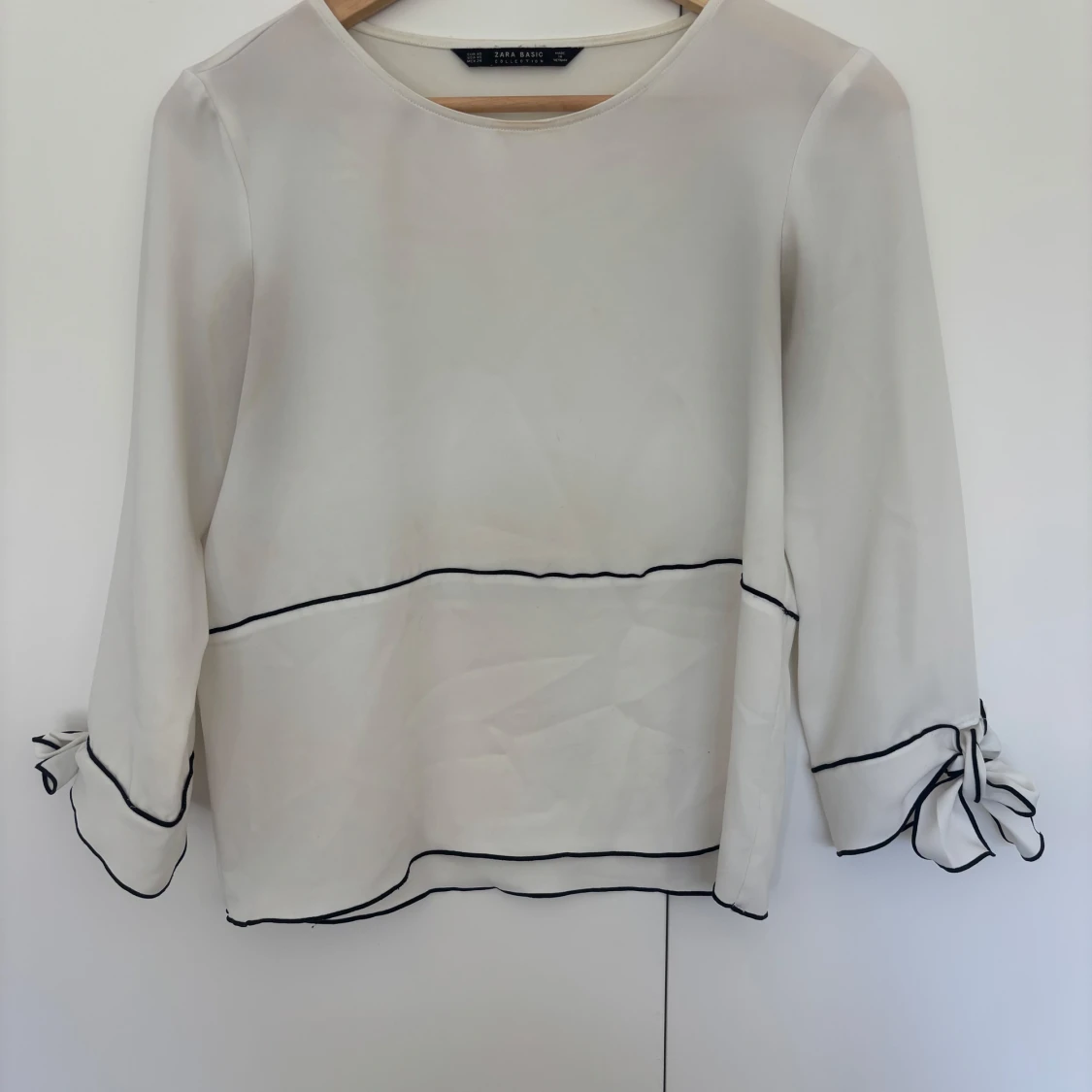 Vit blus med svarta kanter från Zara - 2