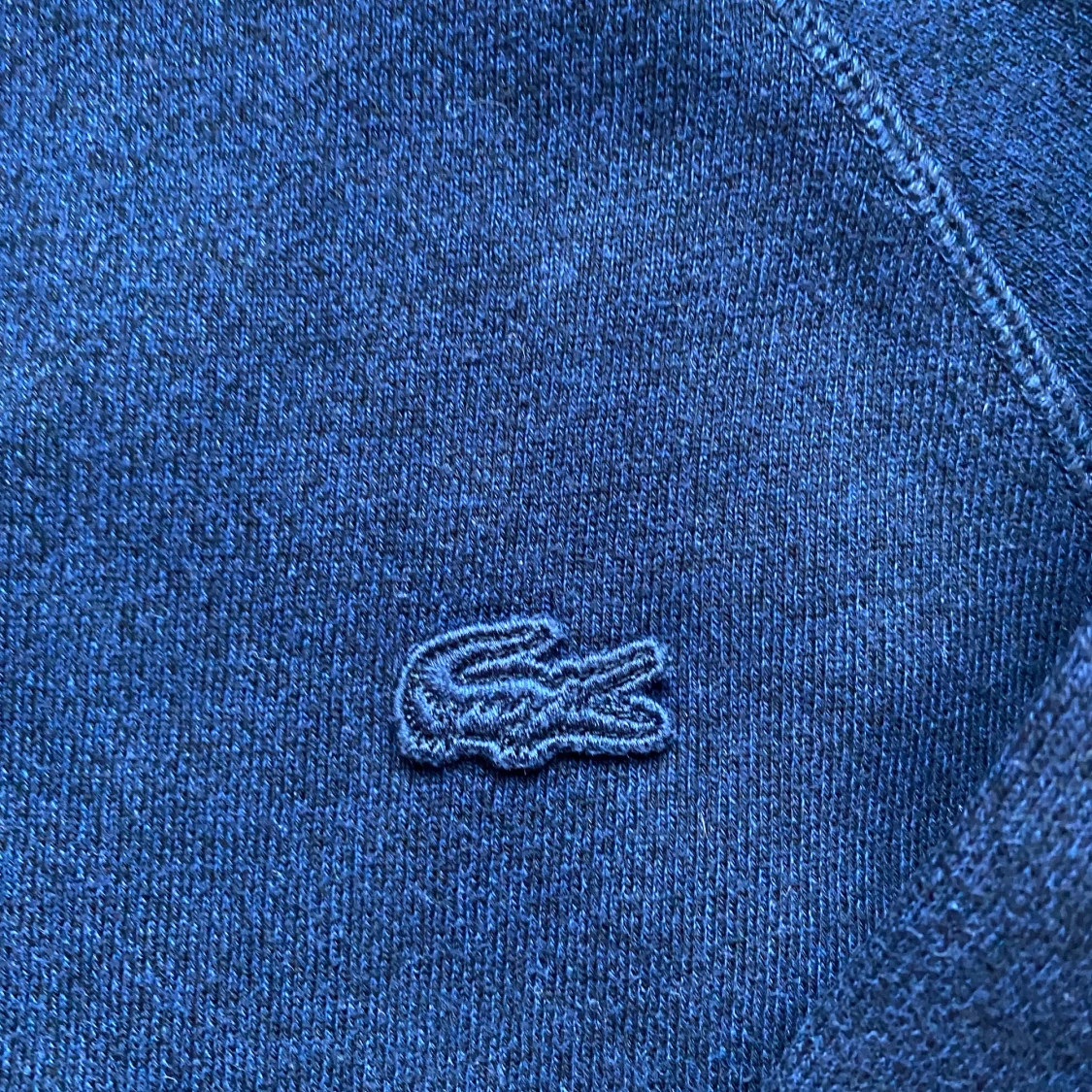 Mörkblå Lacoste sweatshirt med ränder - 1