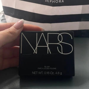 Oöppnad NARS Blush Orgasm 4,8g - Oöppnad NARS blush i färgen Orgasm💕 köpte i Miami på Sephora💕 full size, 4,8g💕förpackningen är på