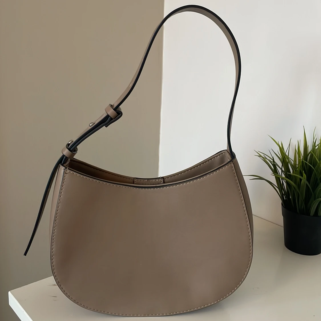 Beige axelväska i skinnlook