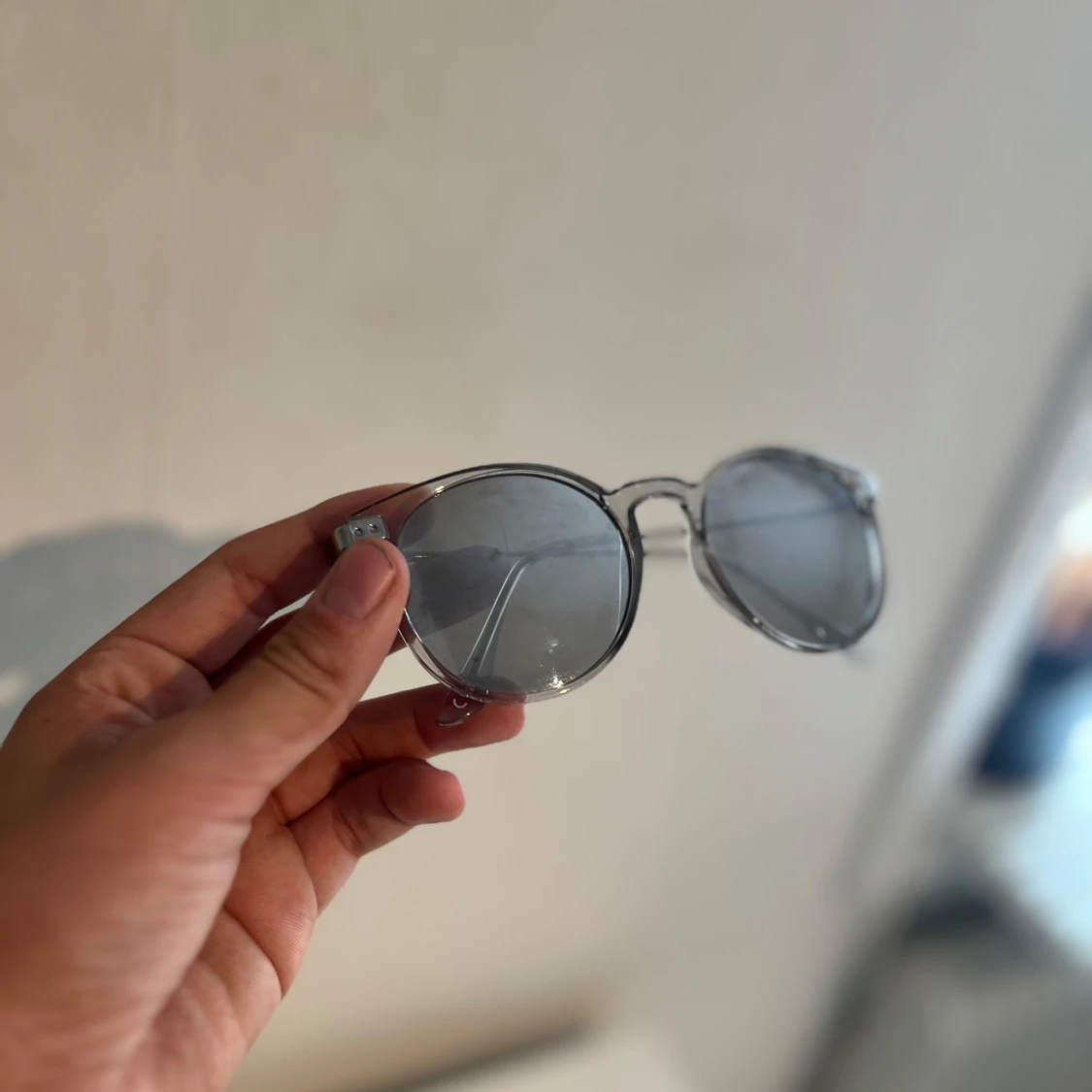 Runda solglasögon med transparent båge