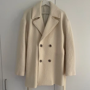 Beige kappa från Filippa K - Säljer min otroliga kappa från Filippa K i beige färg. Kappan är helt oanvänd - köpt i fel storlek och har bara hängt i garderoben.   Storlek:40  Nypris:7000kr  Finns att hämta i Västerås eller kan skickas.. 
