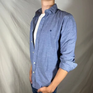 Morris Skjorta - Hej säljer nu min fina Morris skjorta i storlek M. Den är i ny skick och kommer vara super snygg vid skolstart. Nypris ca 1500kr!🍾🌊