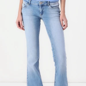 Bootcut lågmidjade - Säljer dessa skitsnygga bootcut jeansen som är lågmidjade och blåa. Har bara använt de max 2 ggr så är i fint skick. Jag är ca 168 och passar perfekt på mig😊NYPRIS 549krrr