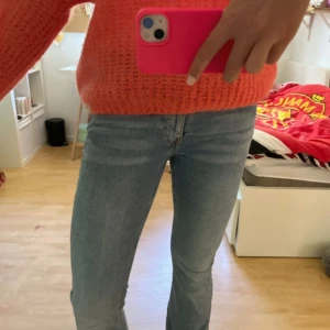 Ljusblå bootcut jeans - Snygga bootcut jeans från ginatricot! Säljer pga av lite för korta för mig. Storlek 36. Jättebra skick! Skriv för frågor