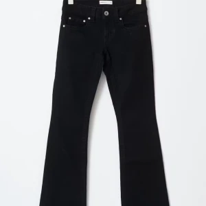Svarta bootcut jeans från Perfect Jeans/Gina Tricot - Säljer ett par svarta bootcut jeans från Gina Tricot i storlek 34. Jeansen har klassisk femficksdesign, snygga silverfärgade detaljer och en lätt utsvängd passform nertill. Perfekta om du gillar en stilren och tidlös look.