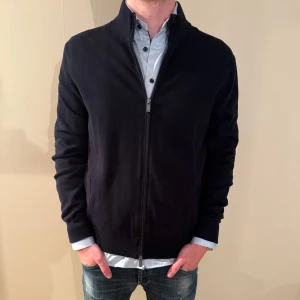 Massimo dutti kofta  - Säljer denna snygga tröjan fran Massimo dutti. Tröjan funkar perfekt över en T-shirt, skjorta eller bara som den är. Bra skick! Kvitto finns! Modellen är 186 cm làng