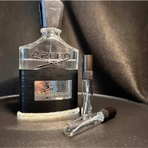 Aventus Creed  - (E Jag säljer sampels och priset är per milliliter ( INTE HELA FLASKAN))   74 kr  per milliliter (1ml = 10 spray )  Priset är fast men vid större beställningar kan priset diskuteras! Skriv till oss gärna innan ni köper !