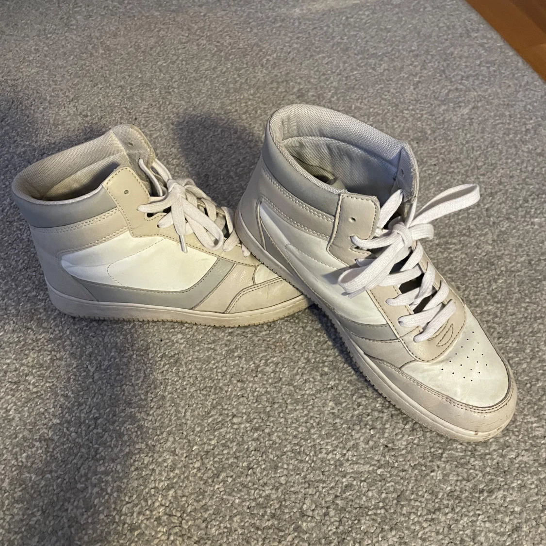 Vita high top sneakers med snörning - 1