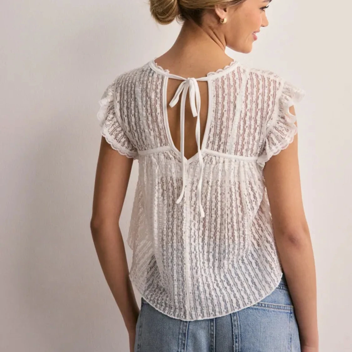 Vit spetsblus med volangärmar - 1