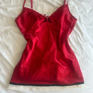 Röd topp från Intimissimi ❤️ - Supersöt röd topp från Intimisismi som säljs då den inte passar mig. Står ingen storlek me. skulle säga den passar xs-s ❤️☺️🍂