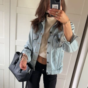 Ljusblå jeansjacka från Levi's - Säljer min as snygga jeans jacka från Levi’s, den är knappt använd så i super skick, den har en fin passform, perfekt långa armar och lite längre, står dock inget om någon storlek på den men den sitter perfekt på mig som är 170 lång 