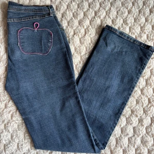 Äkta appelbottom jeans  - Säljer ett par applebottoms då dem är för stora för mig. Midjemått:36.5cm. Grenhöjd: 19cm. Innerbenslängd: 80cm. Raka i modellen. Skriv för fler bilder eller vid funderingar🩷