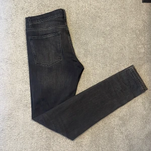  gråa J.Lindeberg jeans - Riktigt heta J.lindeberg jeans med en slim passform i tiptop skick💯. Jeansen har en stilren grå fade med feta bronsdetaljer vilket matchar med j.lideberg märket på den lilla fickan😍        •Vid fler frågor skicka dm🙋                                    •pris kan diskuteras vid snabb och smidig affär💸