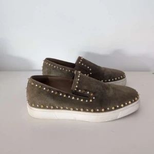 Louboutin loafers - Säljer ett par unika loafers från Christian Louboutin. Skorna är i strl 42 men passar även 43 och är perfekta nu till varma sommardagar. Skorna är knappt använda och är i så gått som nyskick!! Hör gärna av er vid frågor eller funderingar!! ‼️Såklart är skorna ÄKTA ‼️