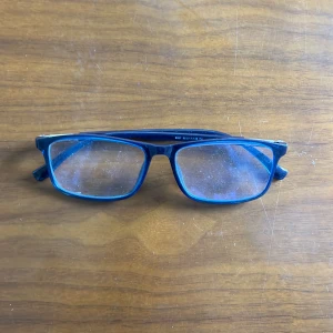 Blåa glasögon från Dior - Snygga glasögon från Dior med rektangulära bågar i transparent blå plast och detaljer i guld på skalmarna. Märket syns tydligt på sidan och de har en modern, stilren vibe som passar dig som vill sticka ut lite extra. Nypris: 3500 mitt pris: 1500