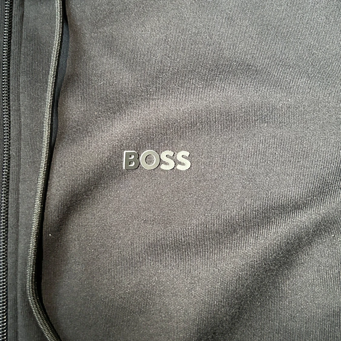 Svart hoodie från BOSS med dragkedja - 3