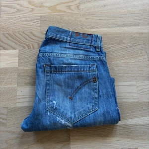 Dondup jeans - Säljer nu ett par riktigt feta Dondup jeans o modellen George, riktigt snygga med feta slitningar, storleken på dessa är 31. Hör av dig vid minsta lilla fundering🙌