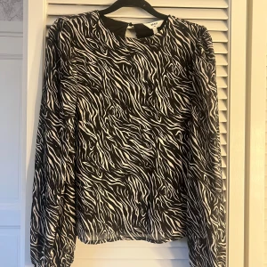 zebramönstrad blus  - använd en gång 