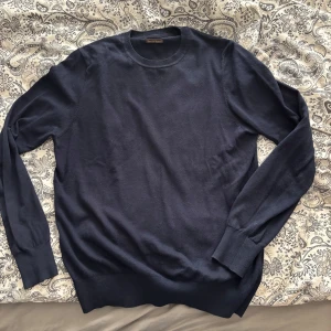 Mörkblå tröja från Gutteridge - Snygg mörkblå tröja från Gutteridge i en lyxig mix av bomull, silke och kashmir. Bra skick. Kontakta vid frågor