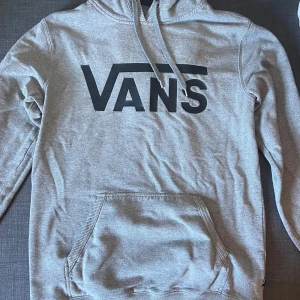 Grå hoodie från Vans med logga - Snygg grå hoodie från Vans med stor svart logga på bröstet