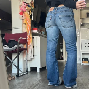 Levi's bootcut jeans blå - Säljer ett par klassiska Levi's jeans i ljusblå tvätt med bootcut passform. De har låg midja, raka ben som blir bredare nedtill. Säljer för att de tyvärr blivit för små 😢
