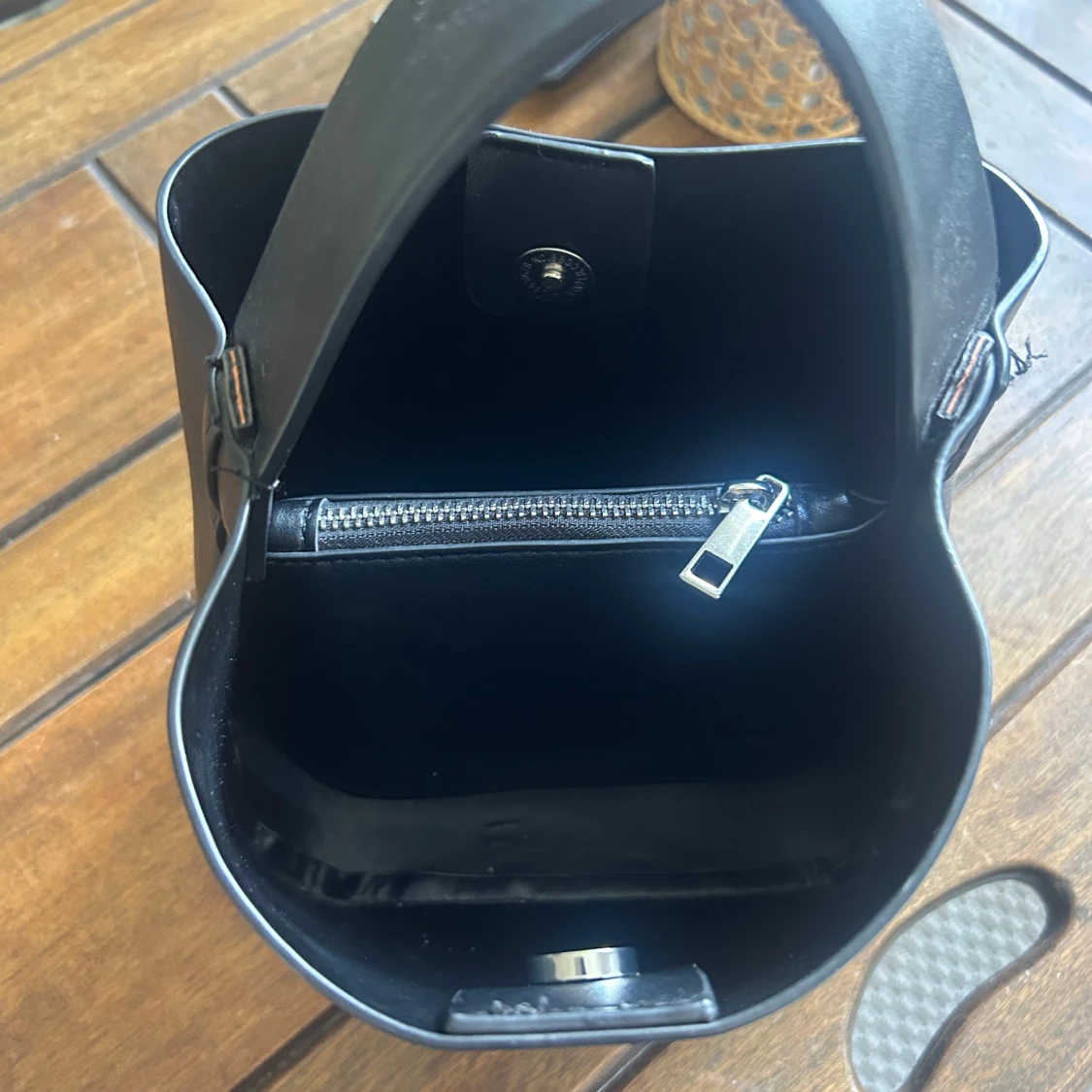 Svart handväska från Gina Tricot - 1