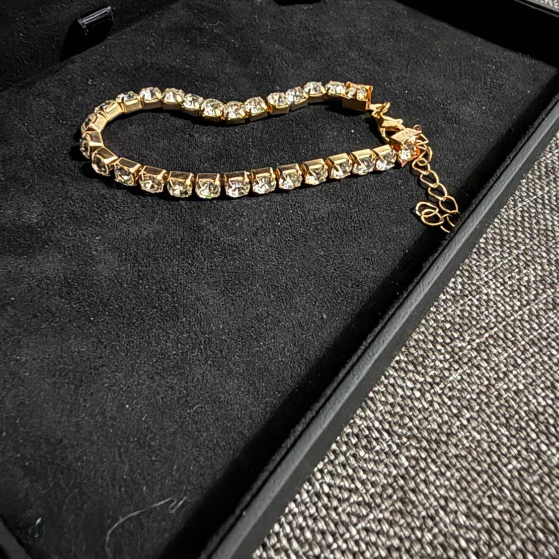 Guldigt armband med glittriga stenar - 2