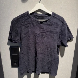 Svart frotté t-shirt från Limitato - Svart t-shirt från Limitato i mjuk frotté med diskret logga på bröstet.