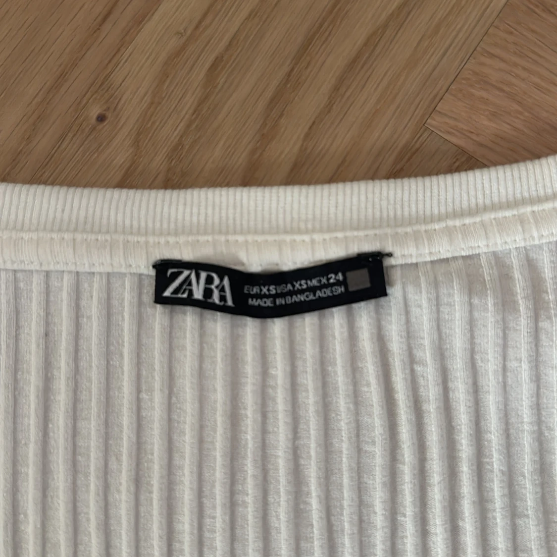 Vit ribbad långärmad topp från Zara - 1