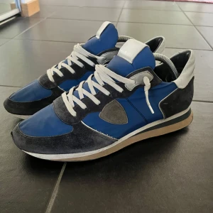 Philippe Model - Philippe Model Sneakers | Storlek 43 | Skick 8,5/10 | Modellen heter Trpx | Inga defekter på utsidan, defekter på insidan men är ej synliga | Endast skorna medföljer | Priset är ej hugget i sten 