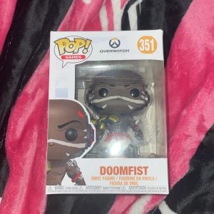 DOOMFIST Funko pop - Doomfist Overwatch (1) Funko Pop. Säljer den av anledning att jag vill få plats med andra funko pops.