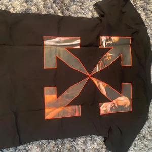 Svart t shirt med tryck  - Svart tisha som är i bra skick 