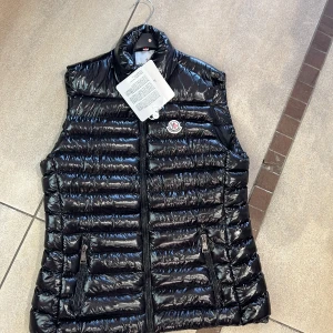 Trendiga Glänsig Moncler tjeje  - Snygga västar .