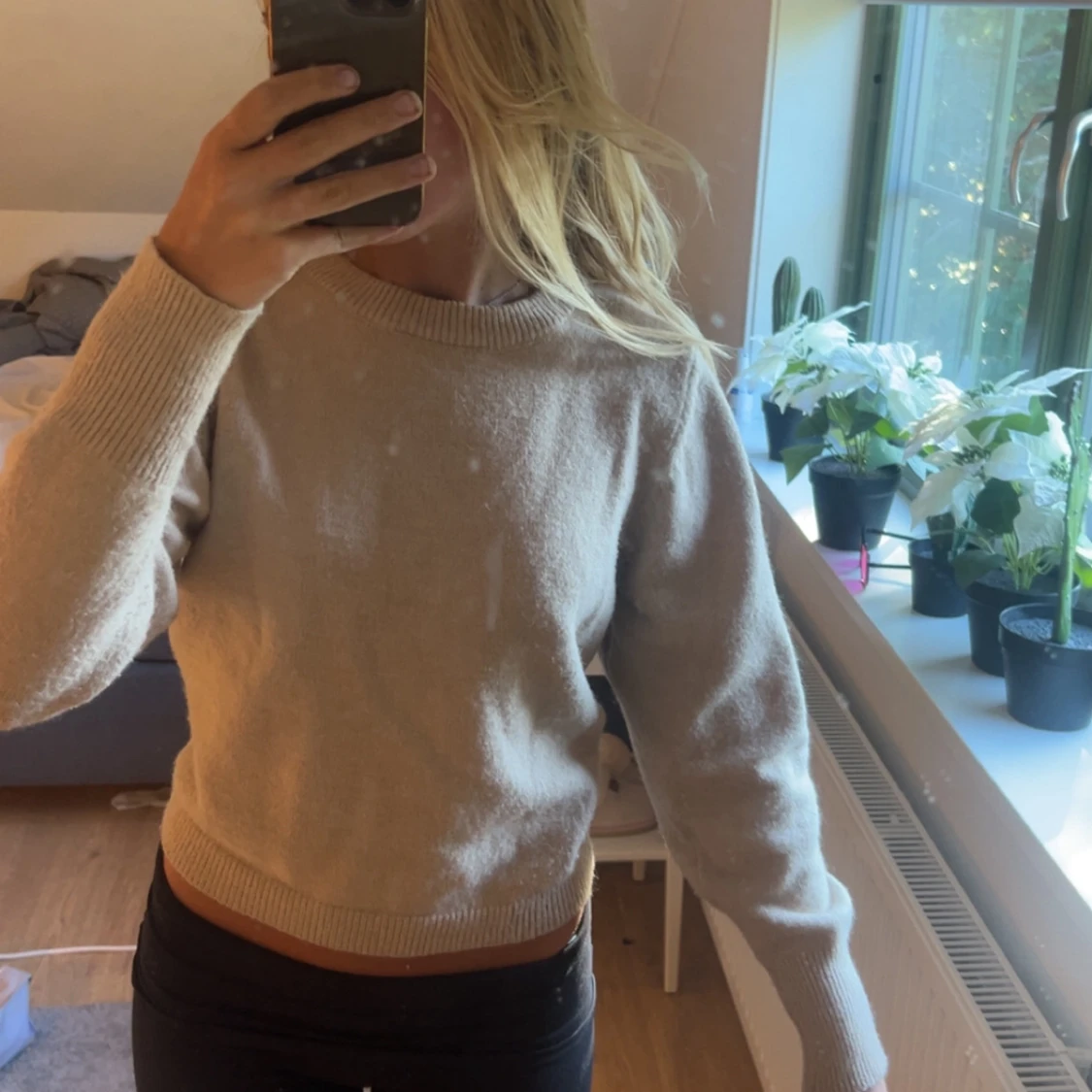 Beige stickad tröja med rund hals - 1