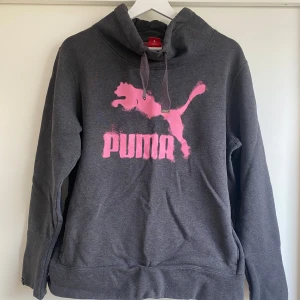 Värmande träningshoodie Puma - En värmande hoodie från Puma. Perfekt för uppvärmning och nedvärmning på träning.
