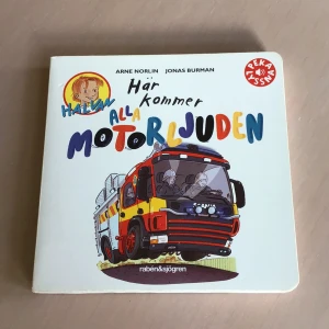 Halvan: Här kommer alla motorljuden - Upptäck ljuden från motorcykel, brandbil, buss, flygplan, grävmaskin och polisbil! En färgglad och interaktiv bok där du kan lyssna på spännande motorljud. Perfekt för dig som gillar fordon och actionfyllda äventyr.