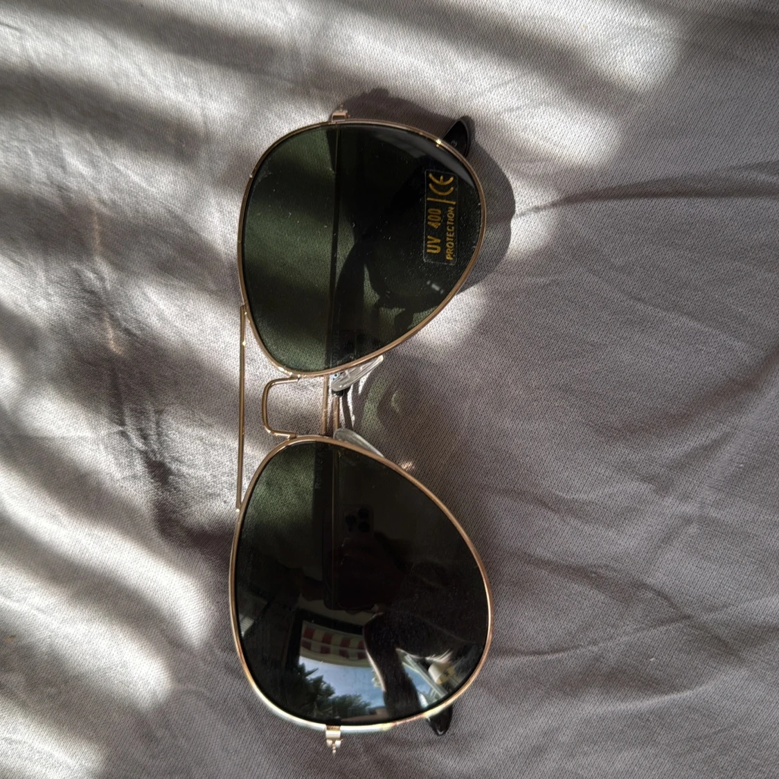 Guldiga aviator solglasögon