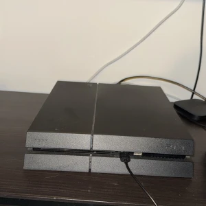 Playstatione 4 - Ett PS4 i ett väldigt fint skick som jag har spelat på ett tag. Inga problem alls med denna vara. Fungerar väldigt bra och kommer att hålla länge. Jag spelar inte längre så bättre att den kommer till användning än att bara stå på Vinden!