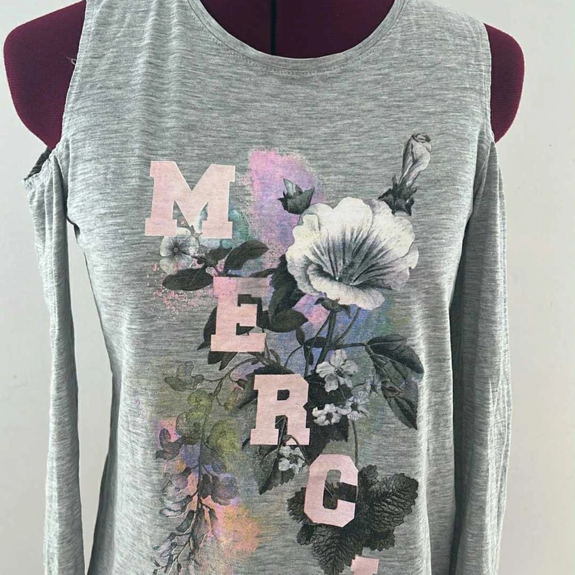 Grå långärmad topp med blommor - 1