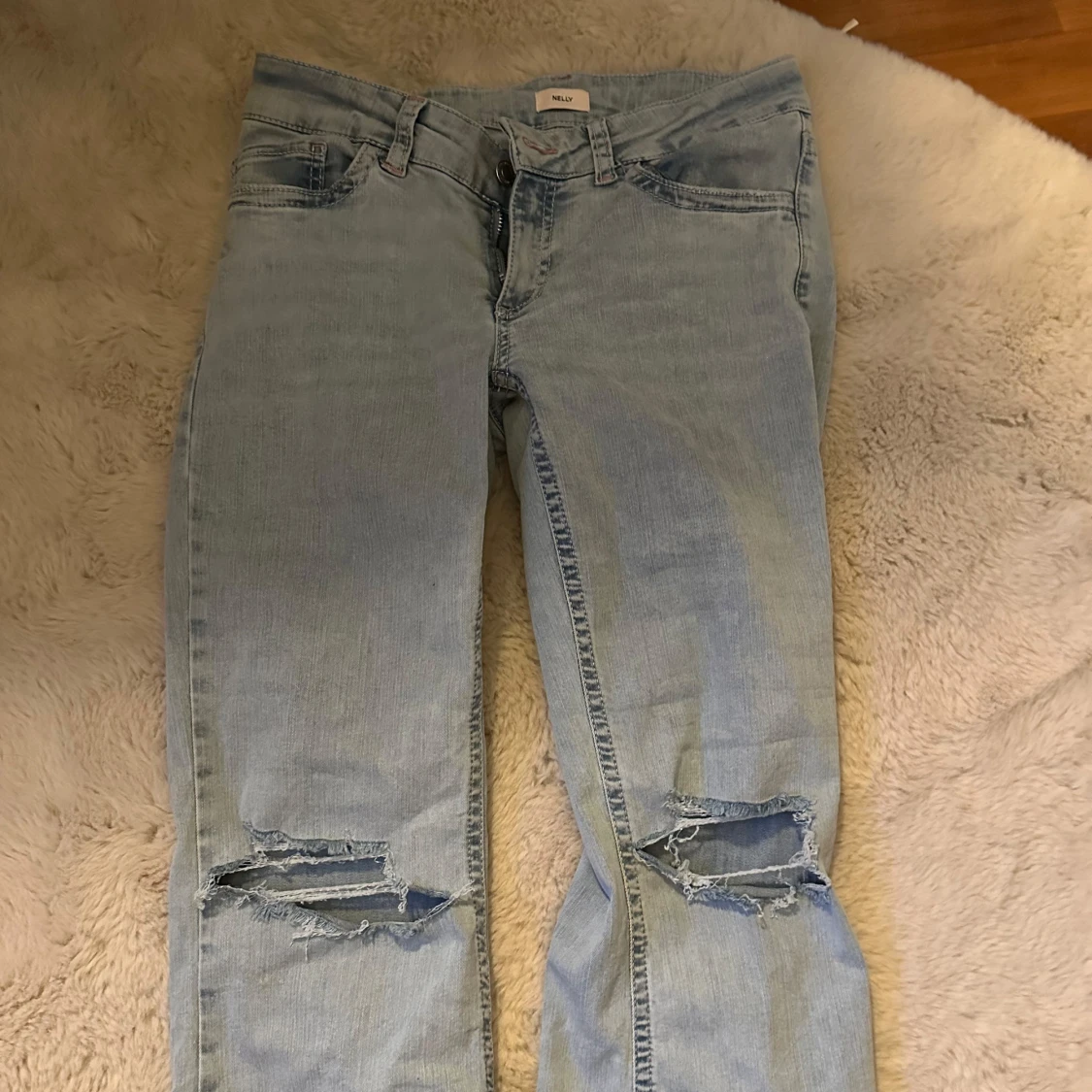 Bootcut ljusblå jeans med hål från Nelly - 2