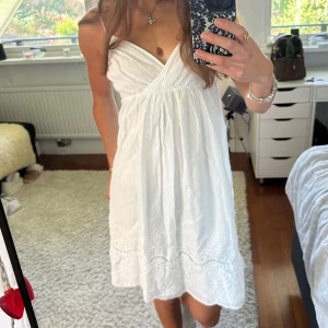 Söt vit sommarklänning - Söt vit sommarklänning med v-ringning och broderier från Lindex. ❤️
