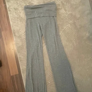 Grå ribbade yoga pants  - Superbekväma grå mjukisbyxor  Perfekta för chill dagar eller när du vill ha något riktigt mjukt och skönt på dig. Tunt och stretchigt material som känns lätt mot huden.